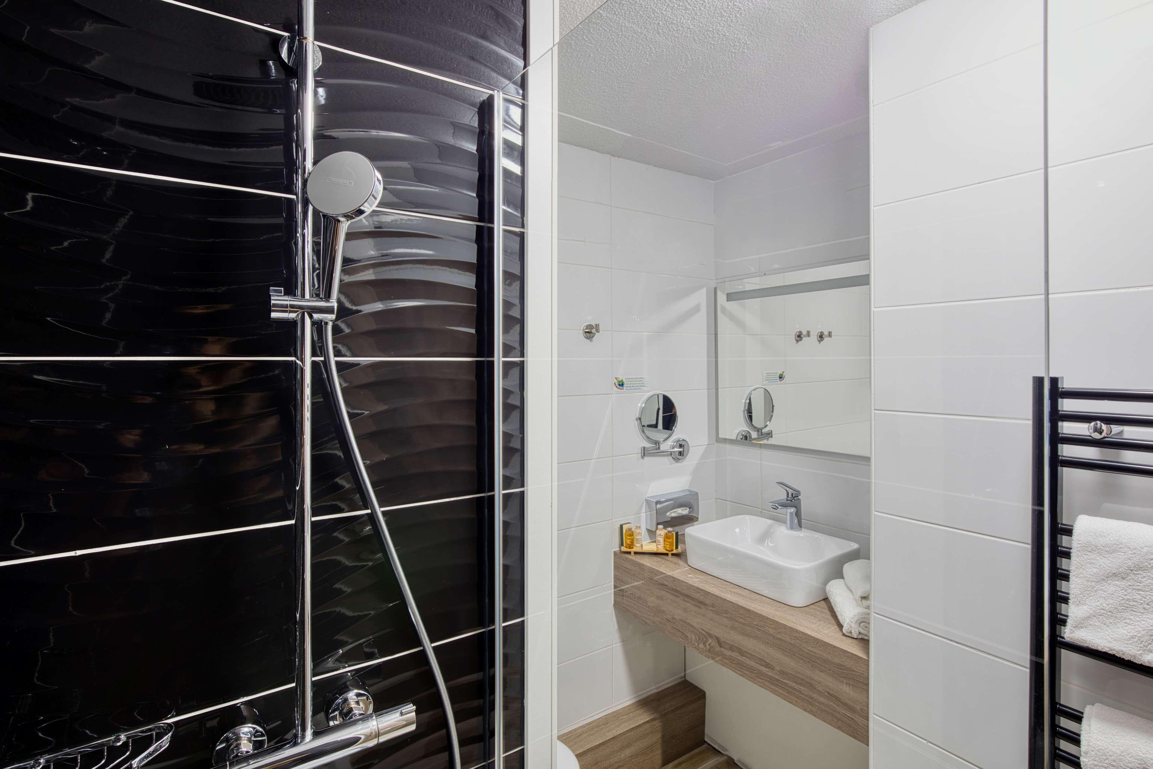 Best Western Le Vauban พุราเดส์ ภายนอก รูปภาพ